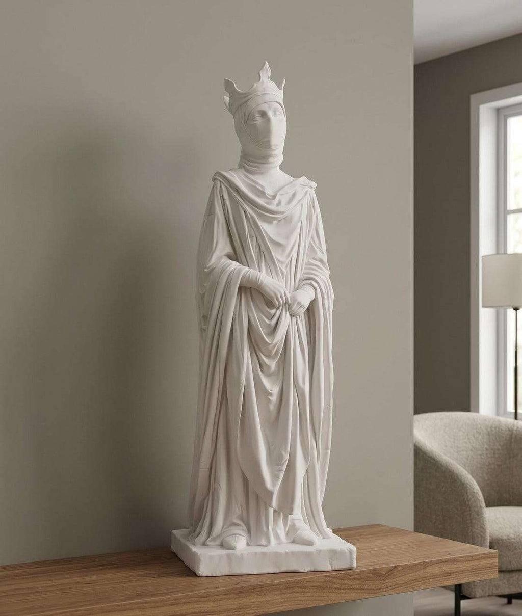 Statua bianca effetto gesso di monarca velata con corona e mantello drappeggiato su mensola in legno