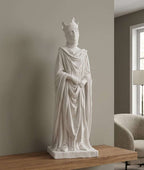 Statua bianca effetto gesso di monarca velata con corona e mantello drappeggiato su mensola in legno