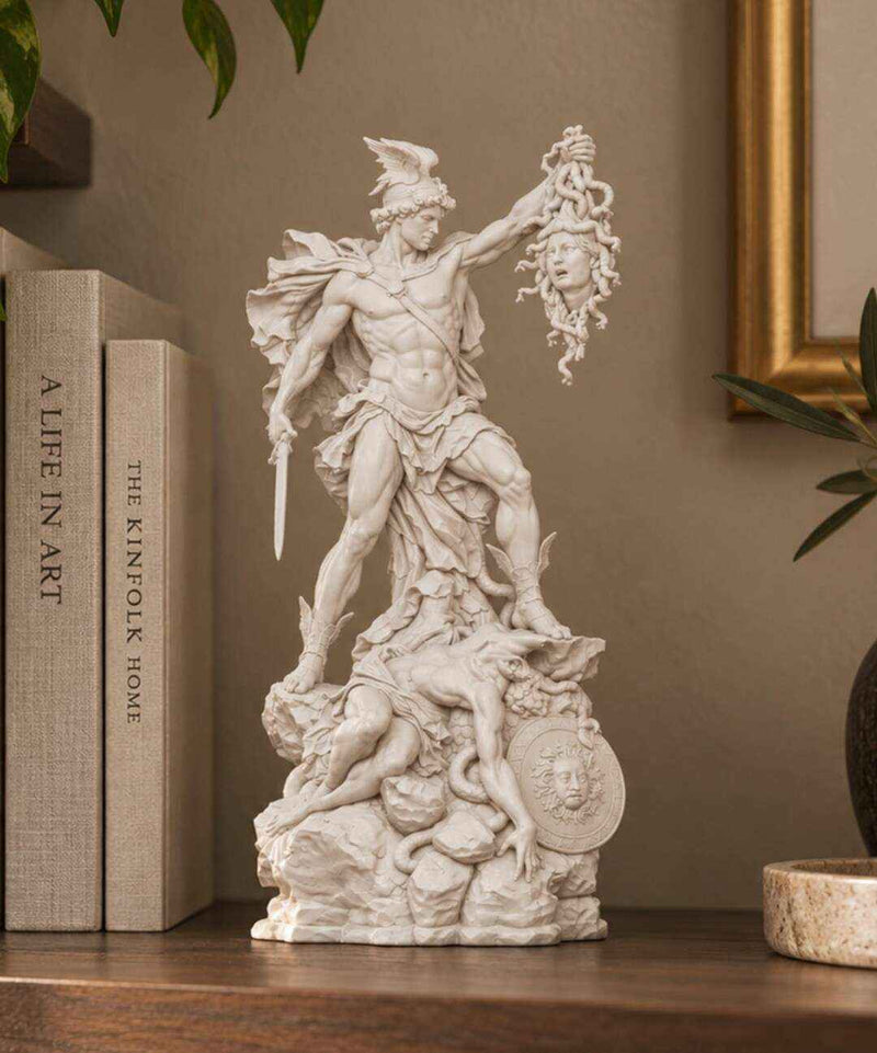 Statua Perseo con la Testa di Medusa Effetto Gesso Bianco — Scultura Mitologica Classica