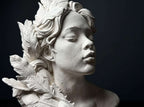 Busto Venere moderna effetto gesso bianco con occhi chiusi e foglie tra i capelli