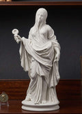 Statua velata bianca effetto gesso: figura femminile classica drappeggiata che tiene un oggetto circolare