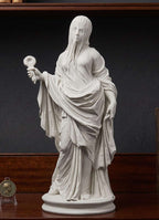 Statua velata bianca effetto gesso: figura femminile classica drappeggiata che tiene un oggetto circolare