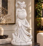 Statua gotica di Lilith effetto gesso bianco: divinità cornuta che regge il mondo tra le mani, vista frontale