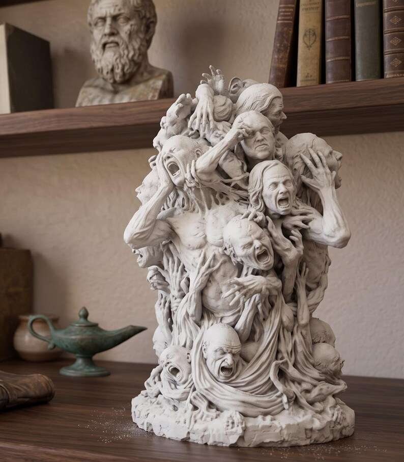 Scultura bianco avorio di corpi e volti umani urlanti in angoscia, stile horror gotico