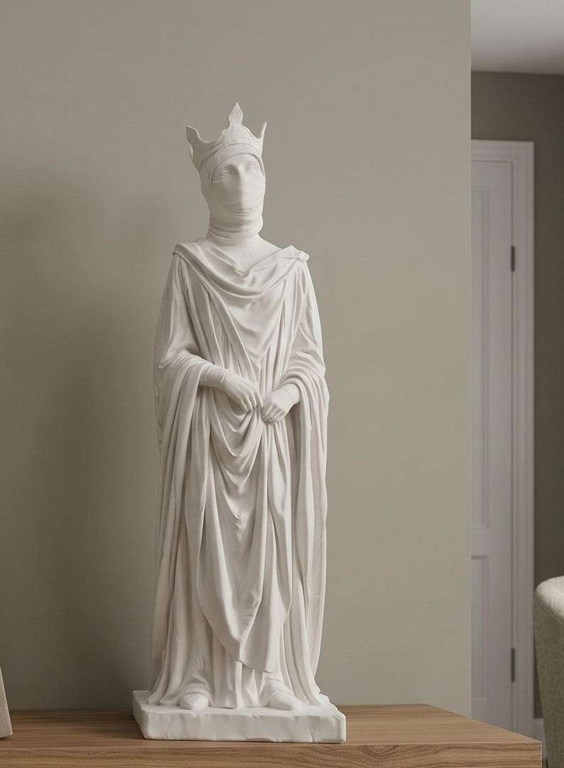 Primo piano della scultura bianca di regina velata con tunica drappeggiata