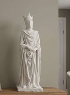 Primo piano della scultura bianca di regina velata con tunica drappeggiata