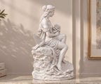 Vista laterale della statua bianca di Venere in stile classico su superficie di marmo beige