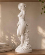 Vista laterale della statua di Venere su base rotonda con fiori scolpiti sulla colonna di supporto