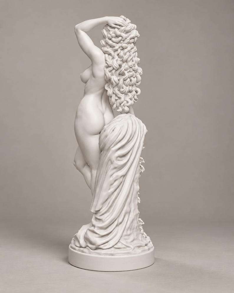 Vista posteriore della statua di Venere bianca con lunga chioma riccia e drappeggio sul corpo