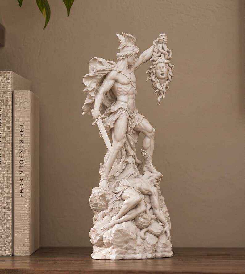 Statua Perseo con la Testa di Medusa Effetto Gesso Bianco — Scultura Mitologica Classica