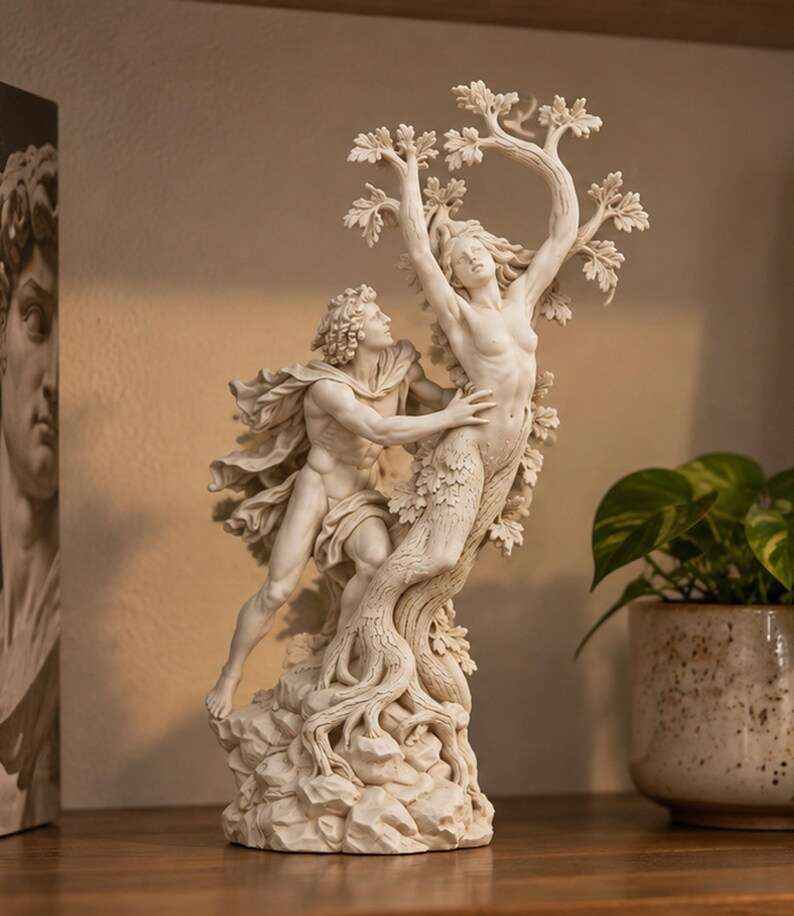 Statua Apollo e Dafne Effetto Gesso Bianco — Scultura Mitologica della Metamorfosi in Alloro