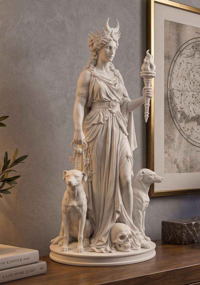 Statua Dea Ecate Effetto Gesso Bianco — Scultura con Torcia, Chiavi, Cani e Teschio, Decor Esoterico