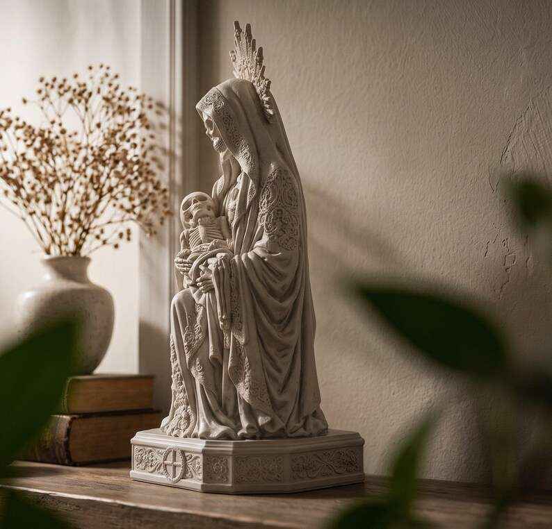 Statua Santa Muerte Effetto Gesso Bianco — Pietà Gotica con Scheletro in Braccio, Memento Mori