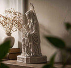 Statua Santa Muerte Effetto Gesso Bianco — Pietà Gotica con Scheletro in Braccio, Memento Mori