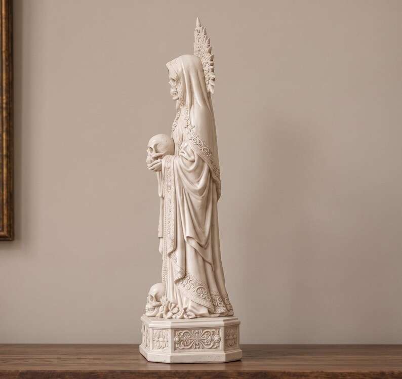 Vista laterale della statua bianca della figura sacra gotica su superficie in legno