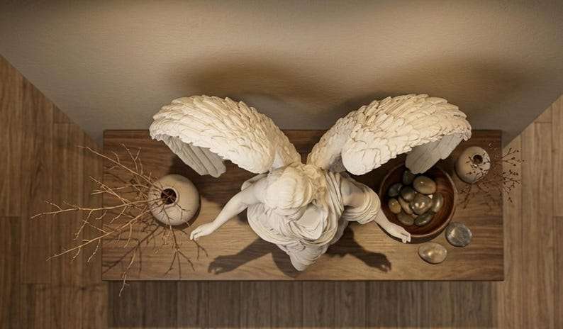 Vista dall'alto della statua di angelo effetto gesso su mensola decorata