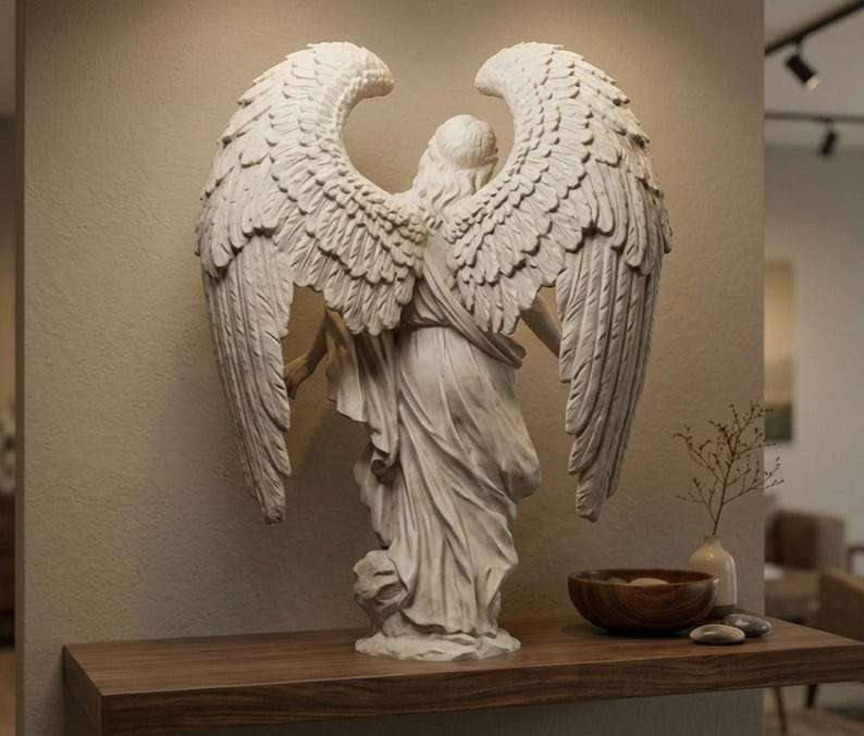 Vista posteriore della statua di angelo con ali aperte dettagliate effetto gesso
