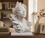 Busto scultoreo bianco su base rettangolare su scrivania in legno