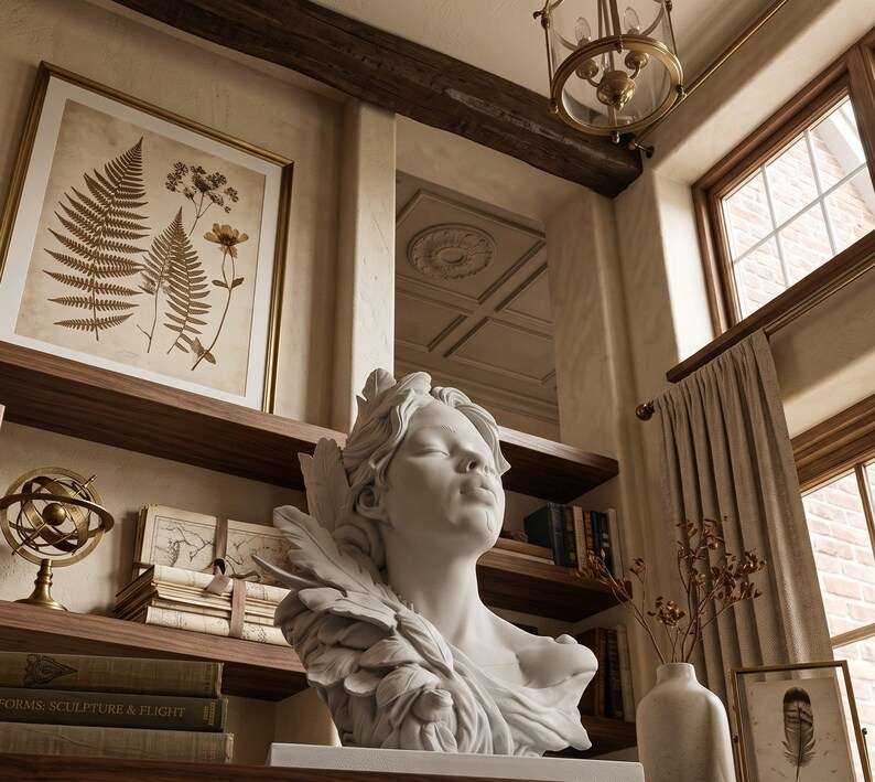 Busto bianco Venere moderna in ambiente con librerie e luce naturale