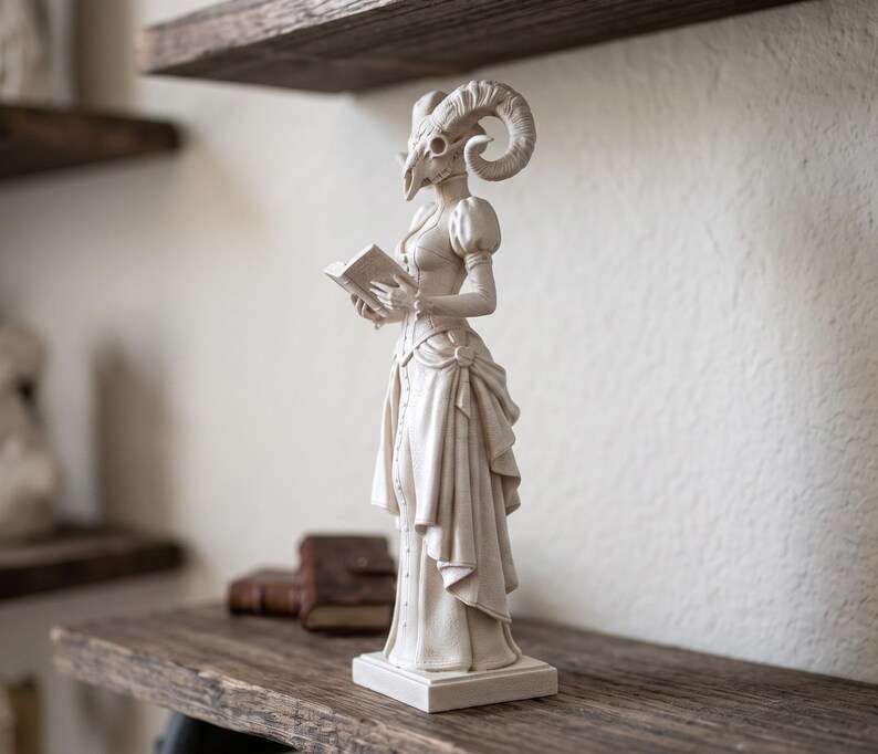 Vista laterale della statua gotica bianca con corna e abito vittoriano che sfoglia un libro