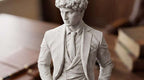 Primo piano del busto della statua uomo con giacca, gilet e cravatta effetto gesso