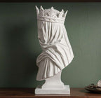 Vista di profilo del busto bianco di regina velata con corona elaborata