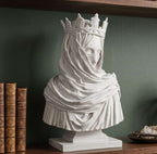 Dettaglio del drappeggio del velo e della corona regale del busto bianco effetto gesso