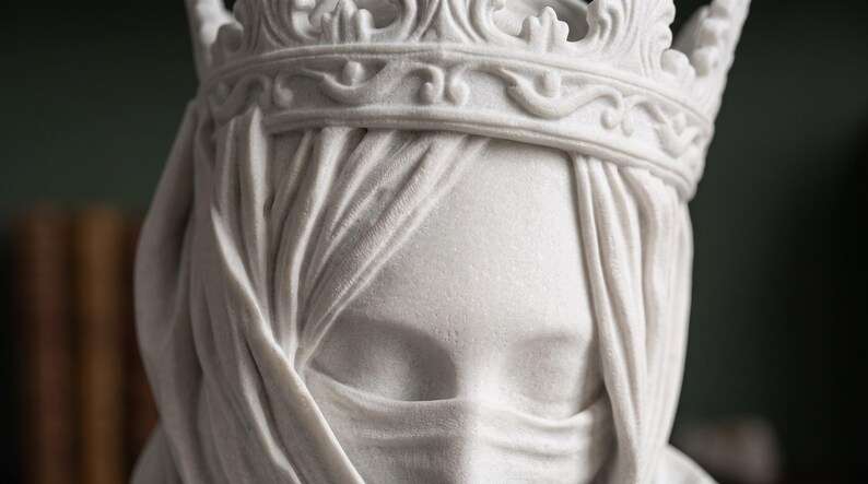 Primo piano del volto velato e della corona scolpita del busto bianco effetto gesso