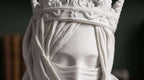 Primo piano del volto velato e della corona scolpita del busto bianco effetto gesso