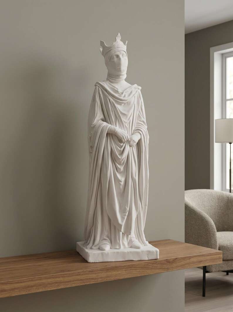 Statua bianca effetto gesso di figura velata in piedi, stile classico
