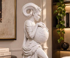 Primo piano laterale della statua bianca di figura cornuta con globo tra le mani, effetto gesso