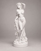 Statua bianca a figura intera di Venere con capelli ricci, fiori e drappeggio su fondo grigio
