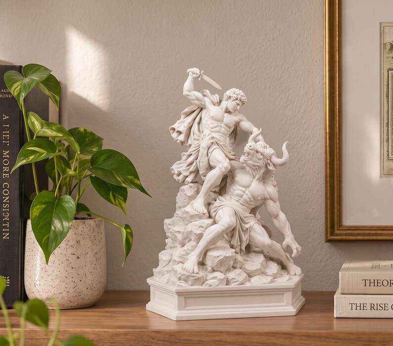 Statua Teseo e il Minotauro Effetto Gesso Bianco — design originale — Taraflo