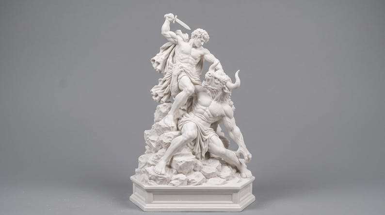 Statua di Teseo e il Minotauro su fondo grigio uniforme, vista intera