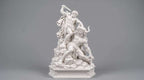 Statua di Teseo e il Minotauro su fondo grigio uniforme, vista intera
