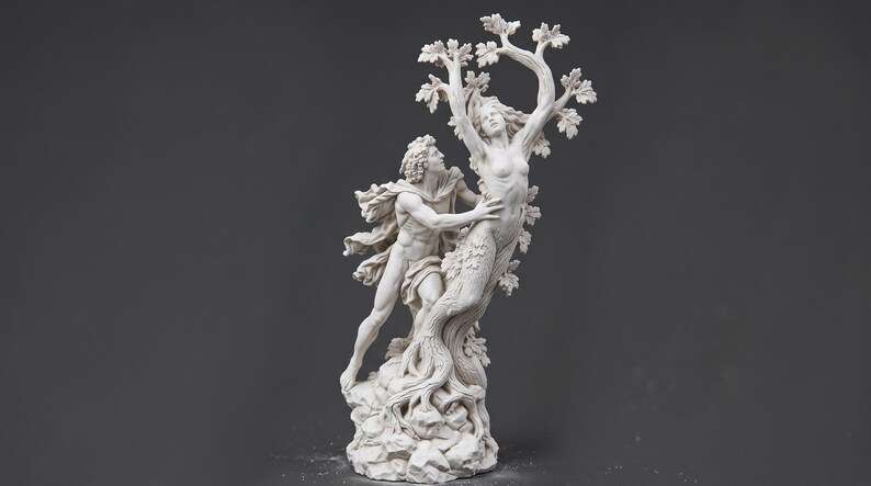 Statua di Apollo e Dafne in resina chiara isolata su fondo grigio scuro