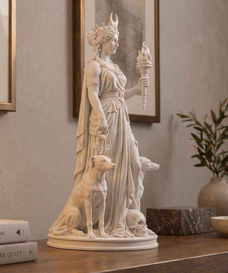 Statua Dea Ecate Effetto Gesso Bianco — Scultura con Torcia, Chiavi, Cani e Teschio, Decor Esoterico
