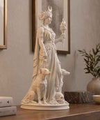 Statua Dea Ecate Effetto Gesso Bianco — Scultura con Torcia, Chiavi, Cani e Teschio, Decor Esoterico