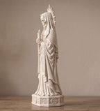 Vista laterale ravvicinata della statua Santa Muerte bianca con mantello e rosario