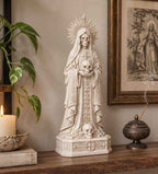 Statua Gotica di Santa con Due Teschi Effetto Gesso Bianco — Figura Incappucciata con Aureola, Memento Mori