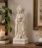 Statua Gotica di Santa con Due Teschi Effetto Gesso Bianco — Figura Incappucciata con Aureola, Memento Mori