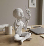 Alieno 'Chill' in Resina — Scultura Pop Art con Segno di Pace (Silver / Bianco)