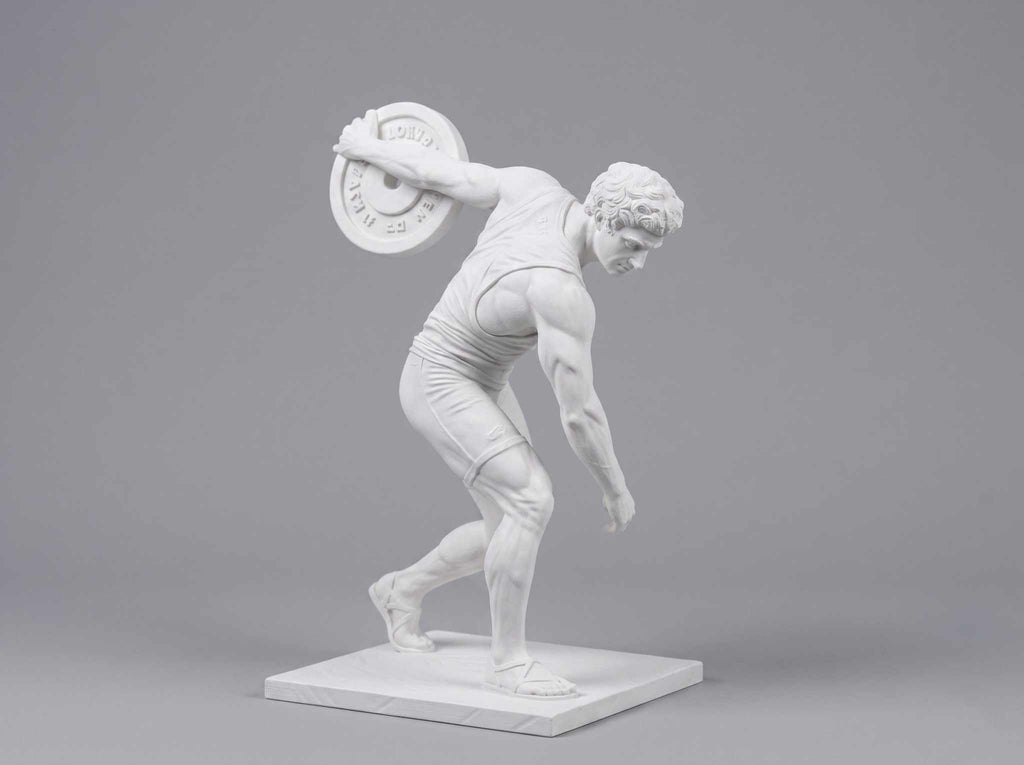 Discobolo Moderno con Peso da Palestra in Resina Effetto Gesso Bianca Opaca – Statua Ispirata all'Arte Greca Classica – Scultura Fitness Contemporanea