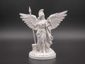 Statua Atena Alata in resina bianca con civetta e lancia, scultura classica di Dea della Sapienza.
