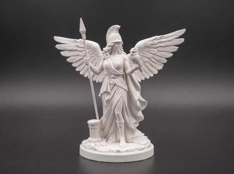 Statua Atena Alata in resina bianca con civetta e lancia, scultura classica di Dea della Sapienza.