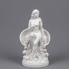 Statua Venere sulla Conchiglia in resina bianca effetto gesso elegante per arredo classico