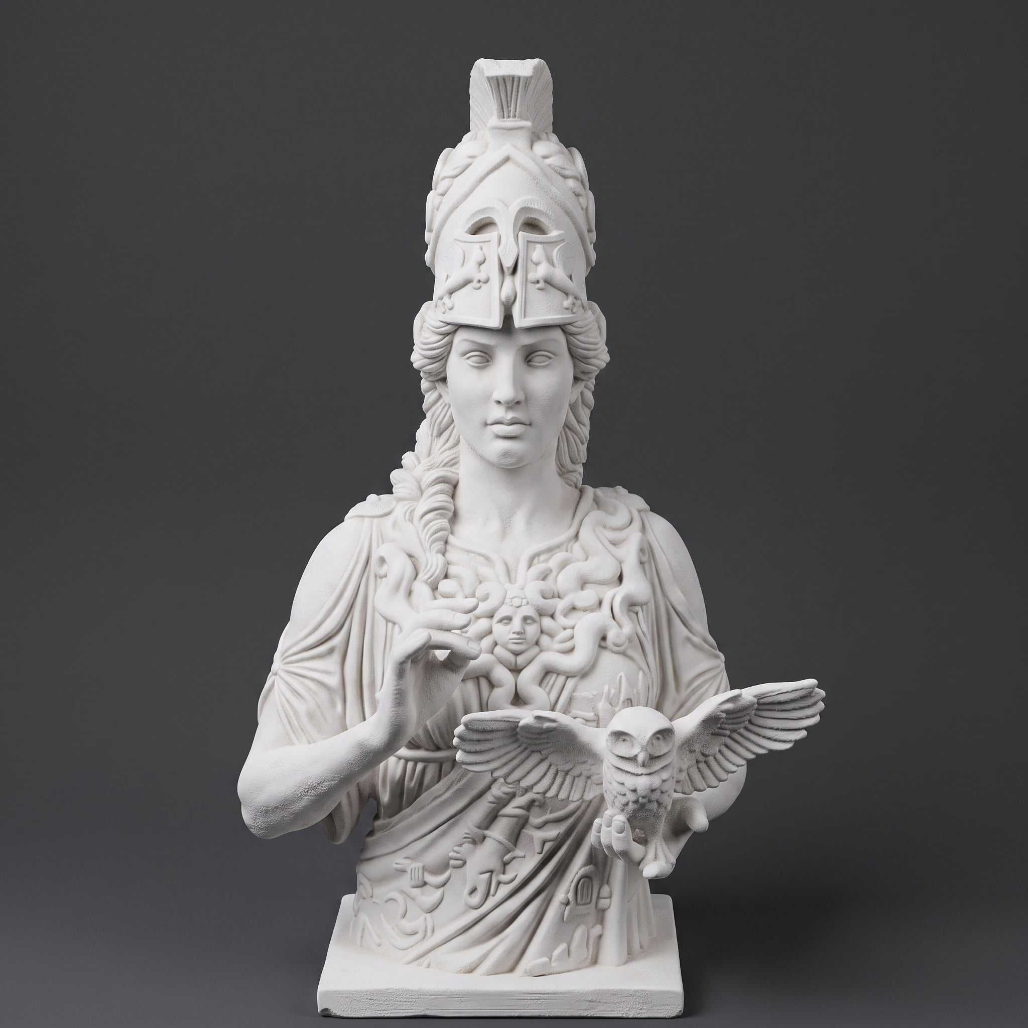 Busto di Atena Parthenos in resina con elmo corinzio e civetta, scultura artigianale italiana ideale per decorazioni neoclassiche e spazi di studio