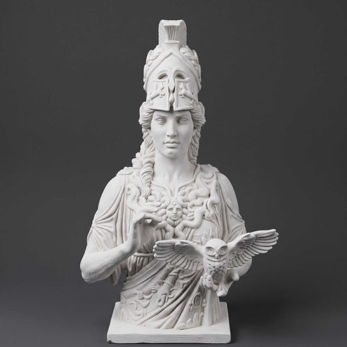 Busto di Atena Parthenos in resina con elmo corinzio e civetta, scultura artigianale italiana ideale per decorazioni neoclassiche e spazi di studio