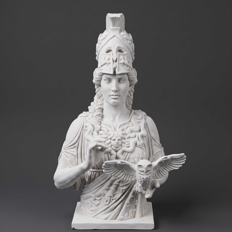 Busto di Atena Parthenos in resina con elmo corinzio e civetta, scultura artigianale italiana ideale per decorazioni neoclassiche e spazi di studio