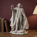 Statua Conte Dracula Vampiro in Resina Effetto Gesso – Scultura Gotica Horror con Mantello e Pipistrello | Arredo Dark Academia
